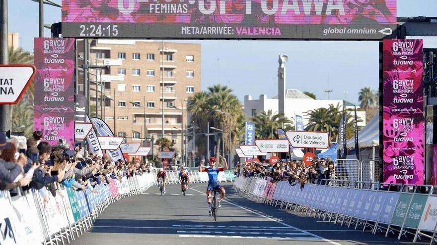 Cedrine Kerbaol se impone con autoridad en la 6ª VCV Féminas Gran Premio Tuawa