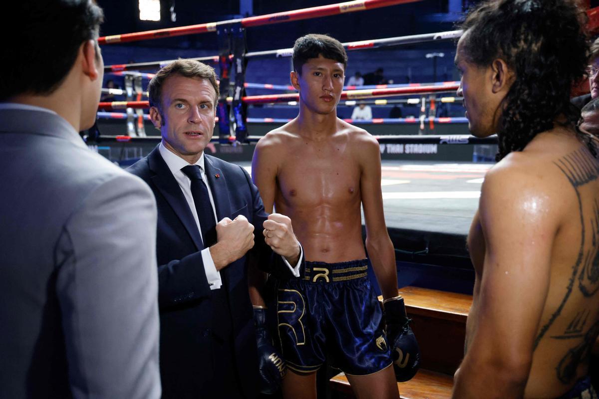 Macron visita un centro de Muay thai en Bangkok