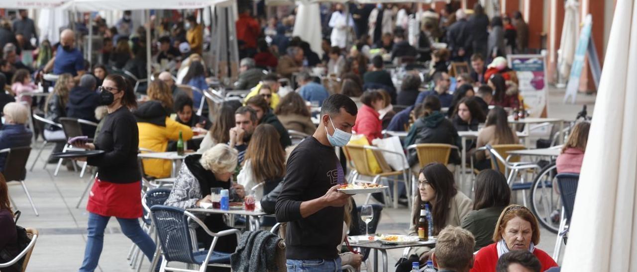 Camareros atienden a los clientes en terrazas instaladas en la plaza de La Corredera.