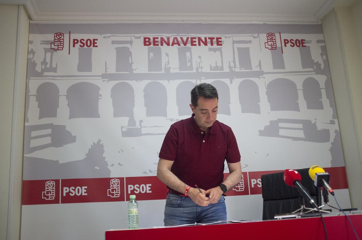 Luciano Huerga durante su comparecencia en la sede del PSOE.