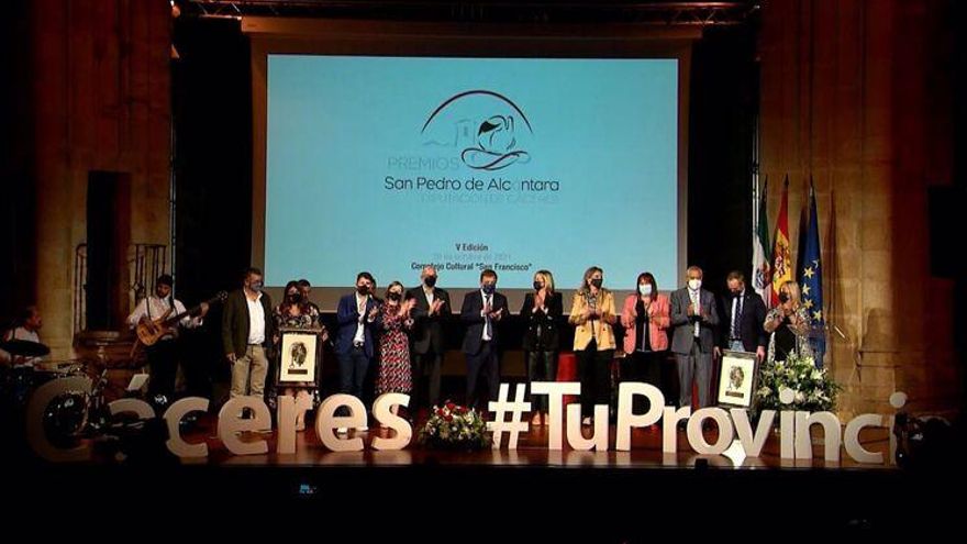 Foto de familia de los premiados en el Complejo San Francisco.