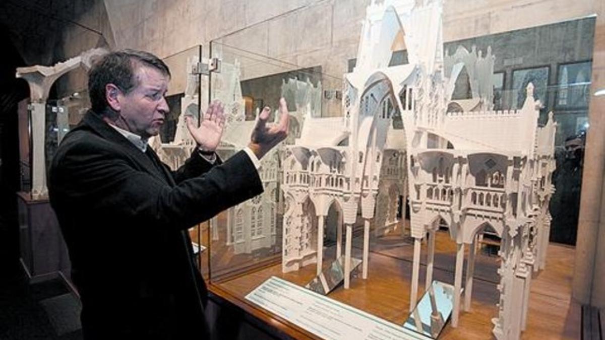 Josep Gómez-Serrano y una de las maquetas sobre ideas de Gaudí, ayer, en el museo de la Sagrada Família.
