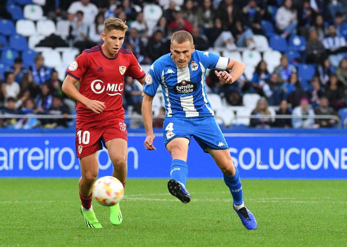 Bergantiños dispara encimado por Fermín López en el duelo ante el Linares en Riazor en 2022.