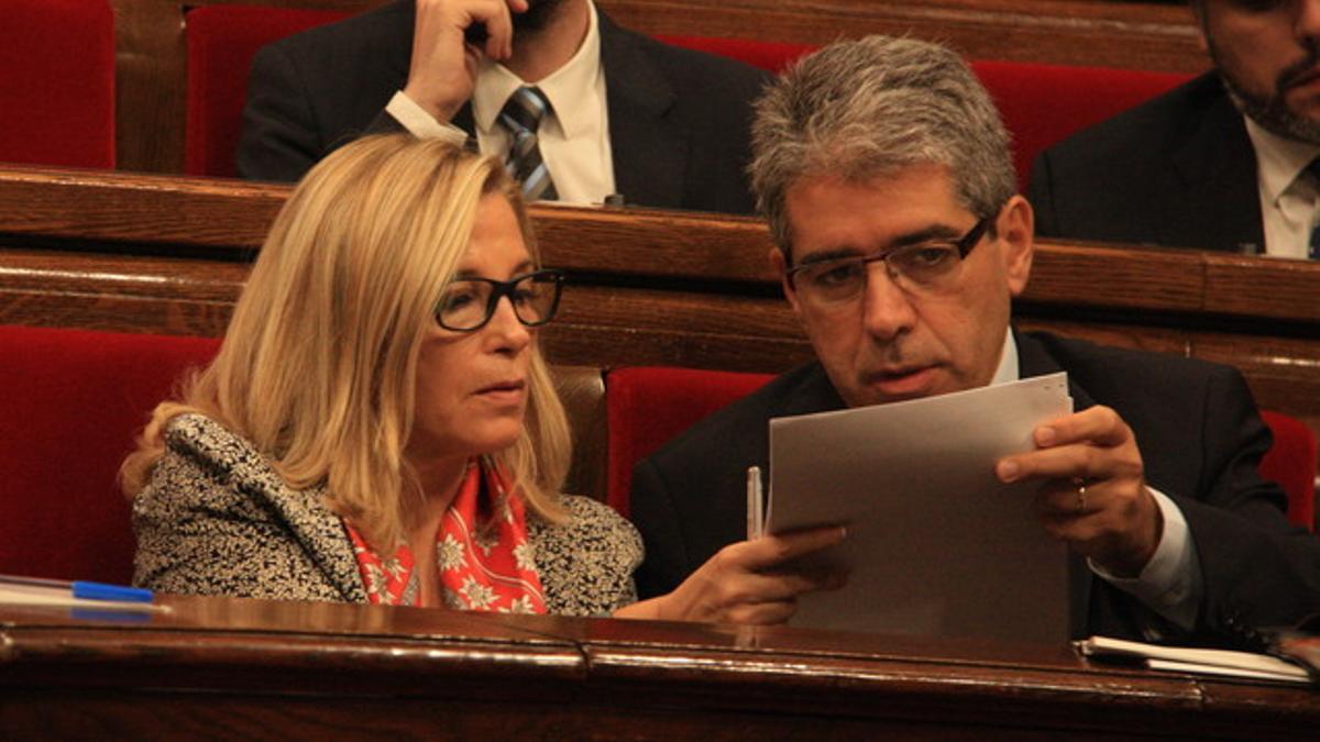 La vicepresidenta y el portavoz del Govern, Joana Ortega y Francesc Homs, respectivamente, en el pleno del Parlament, este miércoles.