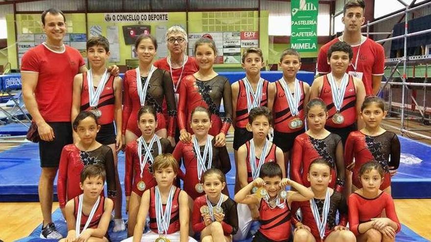 Un grupo de los gimnastas del Pavillón. // FdV