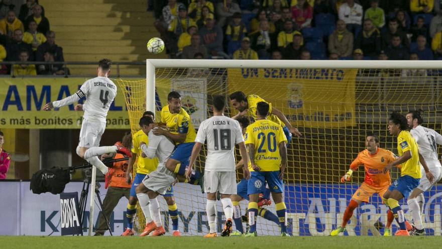 Sergio Ramos en el momento posterior al cabezazo de balón que supuso el 0-1 ante la UD en marzo de 2016. | | QUIQUE CURBELO