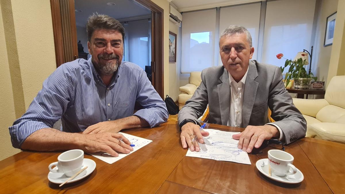 El alcalde de Alicante, Luis Barcala, y el conseller de Economía, Rafa Climent, en la reunión mantenida el jueves por la tarde en Ibi.