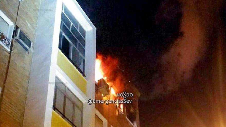 Imagen del incendio de la vivienda. / @Emergenciassev