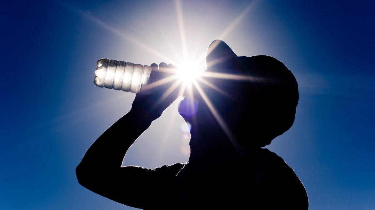 Un hombre se refresca por el calor.