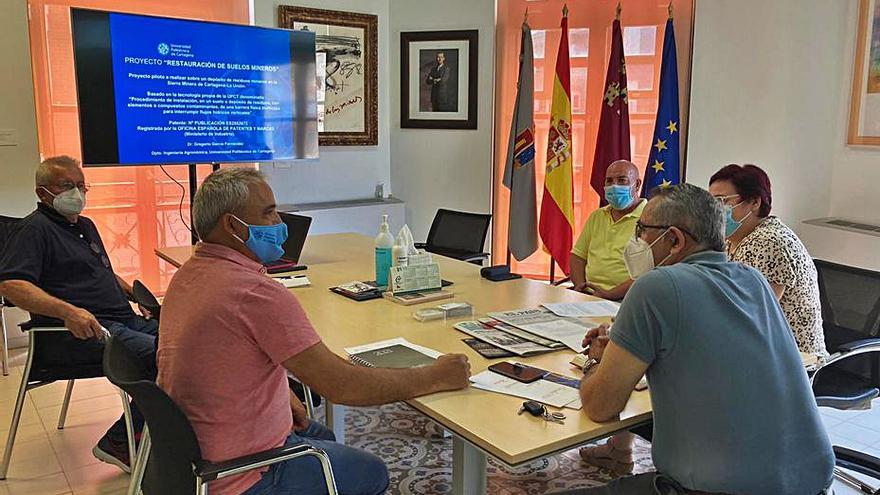 Reunión entre el alcalde López y los técnicos de la UPCT. | A.L.U.