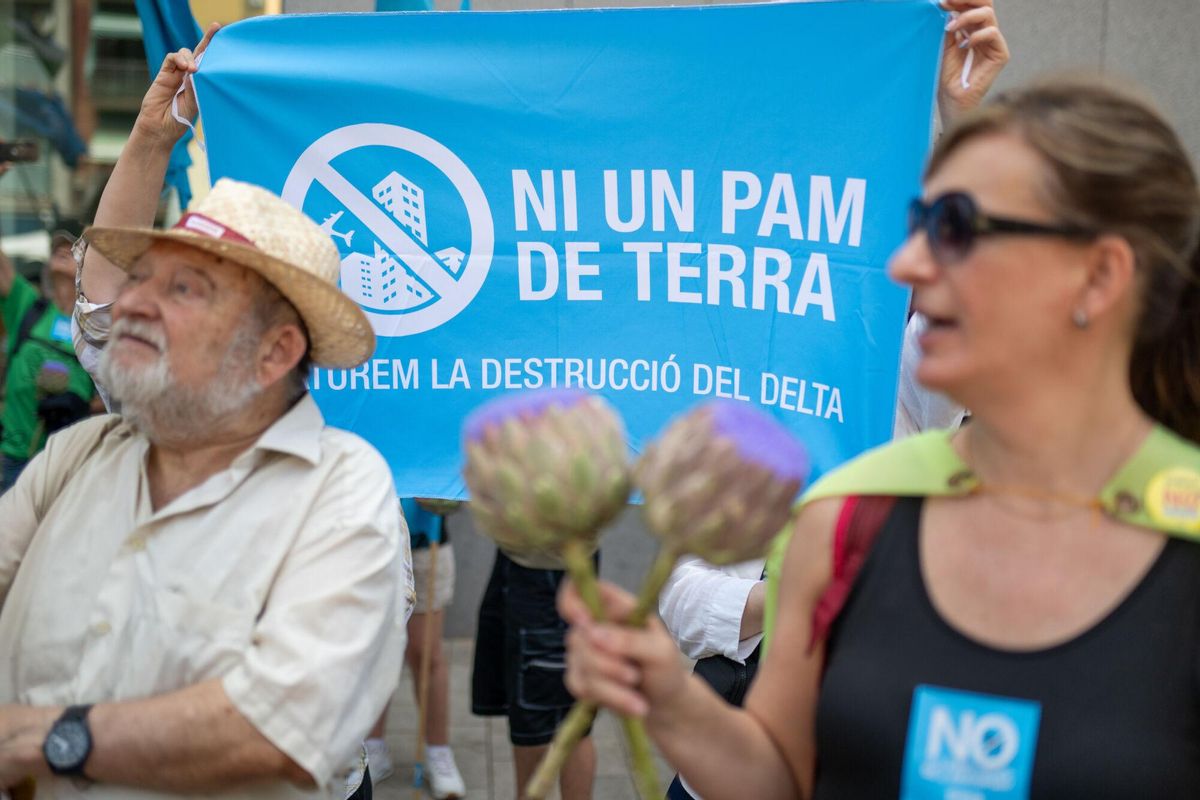 Una pancarta de protesta durante una concentración contra la ampliación del Aeropuerto Josep Tarradellas Barcelona-El Prat?, a 14 de junio de 2025, en El Prat de Llobregat, Barcelona, Catalunya (España). El objetivo de la protesta, convocada por la plataforma Ni un pam de Terra, es mostrar el rechazo ciudadano al proyecto de ampliación de la tercera pista del aeropuerto que, según los convocantes, tendrá un grave impacto ambiental y social sobre espacios protegidos como La Ricarda y el Remolar, en el delta del Llobregat. 14 JUNIO 2025;AEROPUERTO;MANIFESTACIÓN;AMPLIACIÓN;PROTESTA Lorena Sopêna / Europa Press 14/06/2025. Lorena Sopêna;