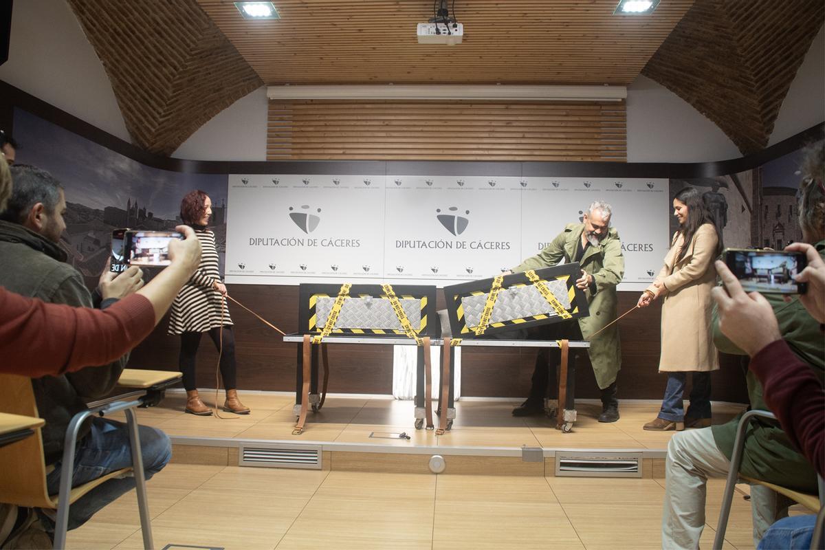 Truco de magia en la sala multiusos del palacio Provincial.