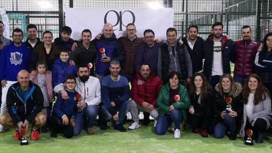 Los vencedores en el I Torneo Solidario de Nadal de Pádel de A Estrada junto al edil Ismael Penas y a Lourdes Tejedor, de Cáritas Parroquial.