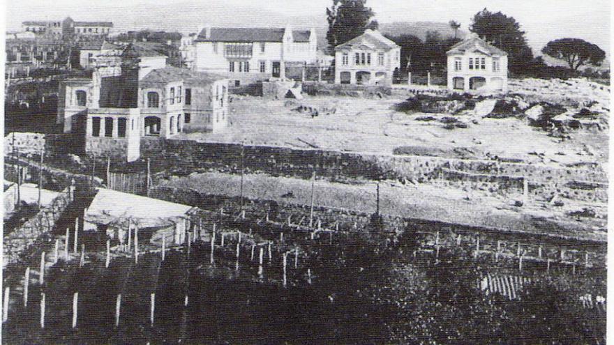 La construcción del nuevo hospital Nicolás Peña durante 1922 en una imagen de la época. // FdV