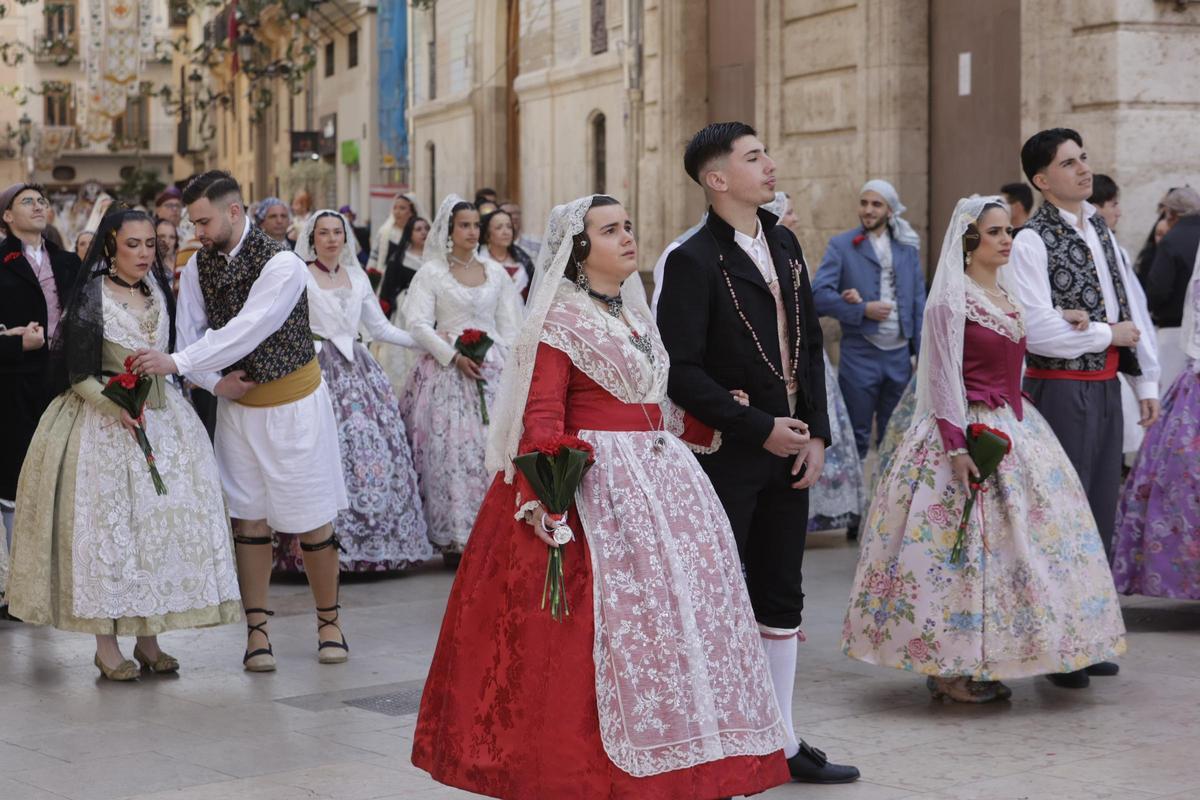 Todas las fotos de la ofrenda del 18 de marzo por la calle San Vicente hasta la 16:30 horas