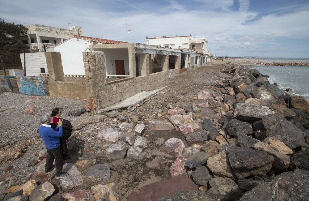 La erosión aumenta en el litoral norte de Sagunt y las piedras llegan a la playa de Canet.