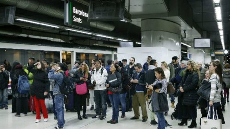 Caos y 72.000 viajeros de metro y tren en Barcelona afectados por un incendio