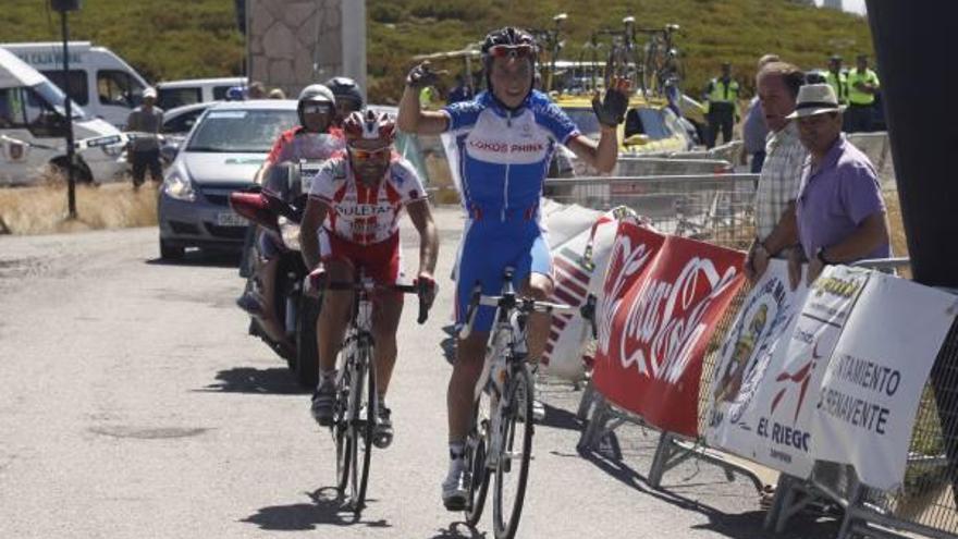 Chernerskiy entra en la meta del Alto del Moruxal por delante de Antonio Olmo.