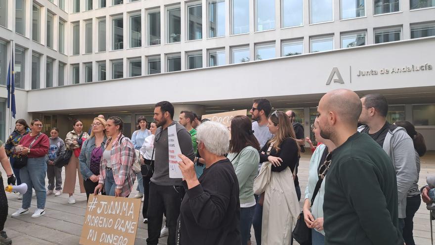 Protesta en Sevilla por la &quot;falta de transparencia y nefasta gestión&quot; del Bono de Alquiler en Andalucía