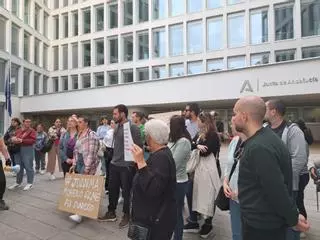 Protesta en Sevilla por la "falta de transparencia y nefasta gestión" del Bono de Alquiler en Andalucía