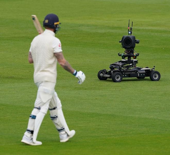 Una cámara con control remoto sigue al inglés Ben Stokes en su salida antes de jugar el último día del segundo partido de cricket de prueba entre Inglaterra y las Indias Occidentales en Old Trafford en Manchester, al noroeste de Inglaterra.
