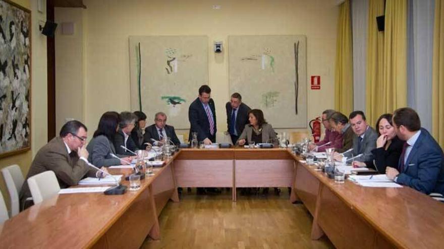 El PP y el PSOE protagonizan un cruce de acusaciones por la situación de Acorex