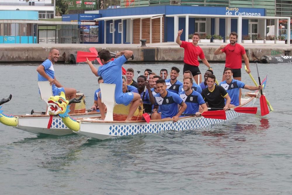 Los jugadores del FC Cartagena en el Club de Regat