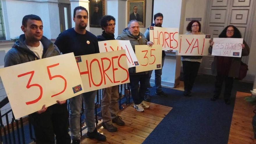 Protesta de los representantes de la CSI.