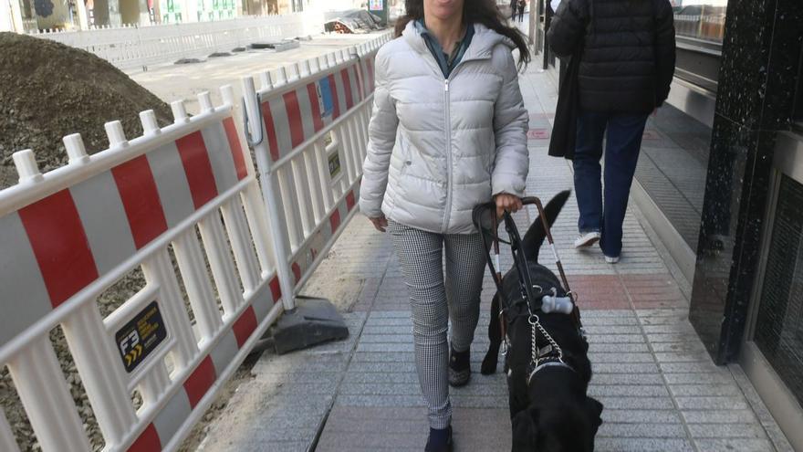Los retos de las obras para los invidentes de A Coruña: reaprender las rutas, riesgos y perros guía desorientados