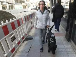 Los retos de las obras para los invidentes de A Coruña: reaprender las rutas, riesgos y perros guía desorientados