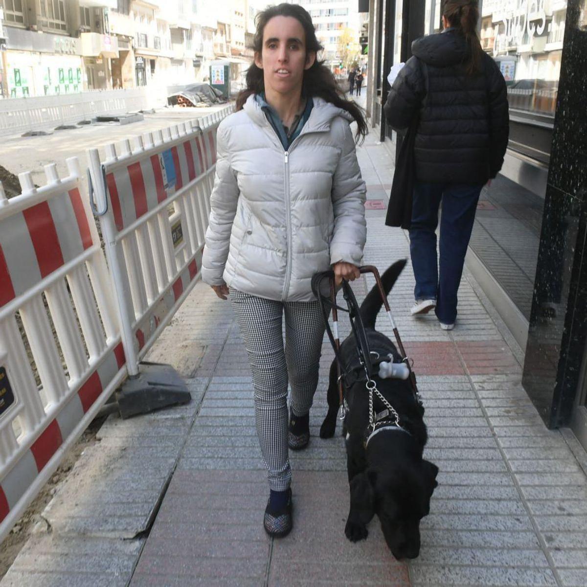 Corina, instructora de braille de la ONCE, con su perro guía por San Andrés.   | // CARLOS PARDELLAS