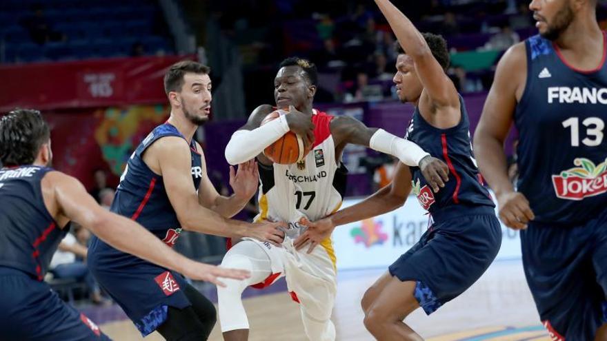 Dennis Schroder (c) contra los franceses Toupane y Westermann.