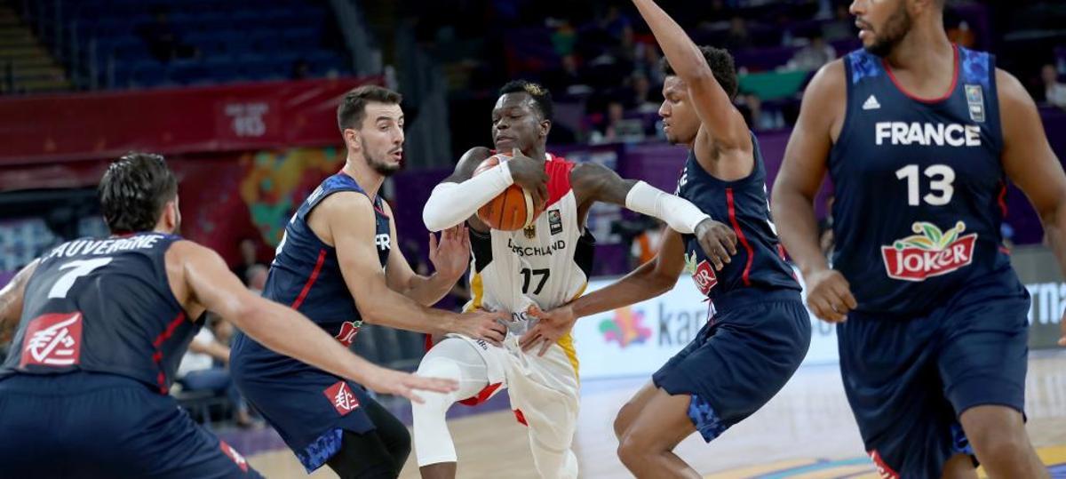 Dennis Schroder (c) contra los franceses Toupane y Westermann.
