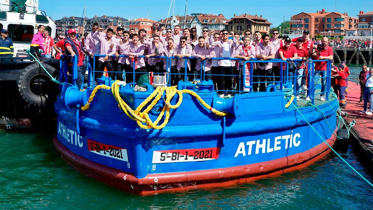 El Athletic celebra la Copa subido en la Gabarra