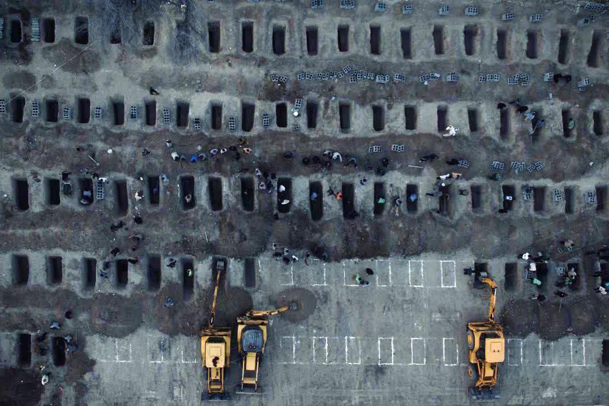Archivo - Funeral celebrado por las alumnas y el personal de la escuela primaria femenina Sayare Tayiba de Minab  fallecidas en un ataque contra el centro, situado en Hormozgán, al sur de Irán