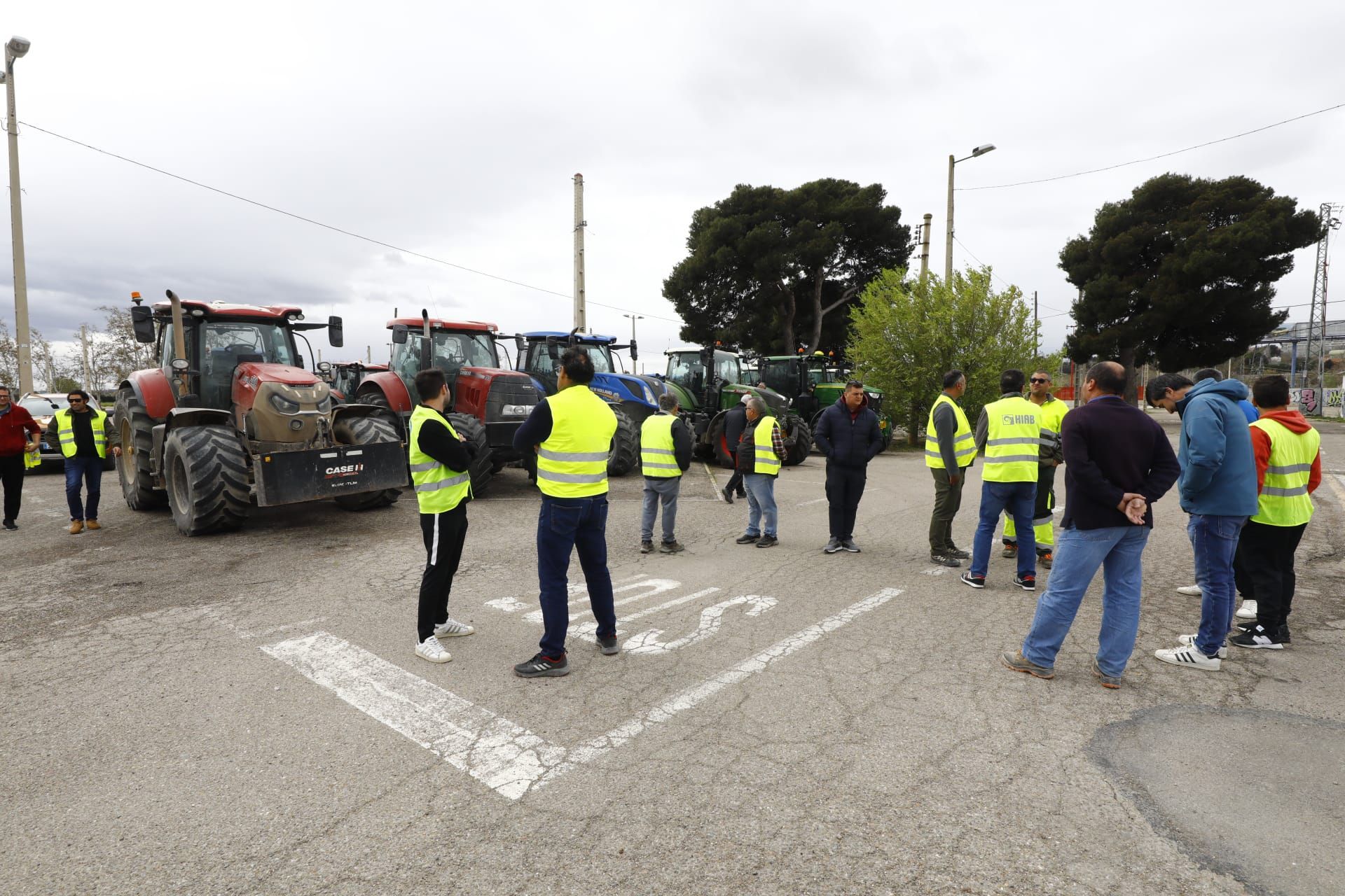 En imágenes | Concentración de los agricultores antes la consejería de Agricultura en Zaragoza