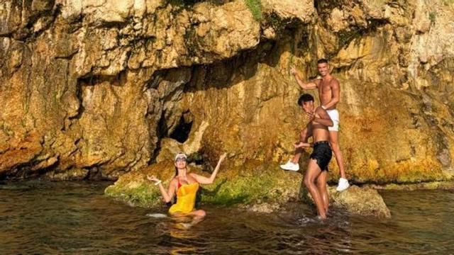 Glücklich im Urlaub: Georgina Rodríguez und die beiden Cristiano Ronaldos Jr. und Sr.