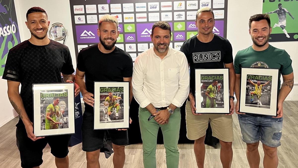 Cainan, Marlon, José Tirado, Mancuso y Saldise posan con los cuadros que les entregó el club