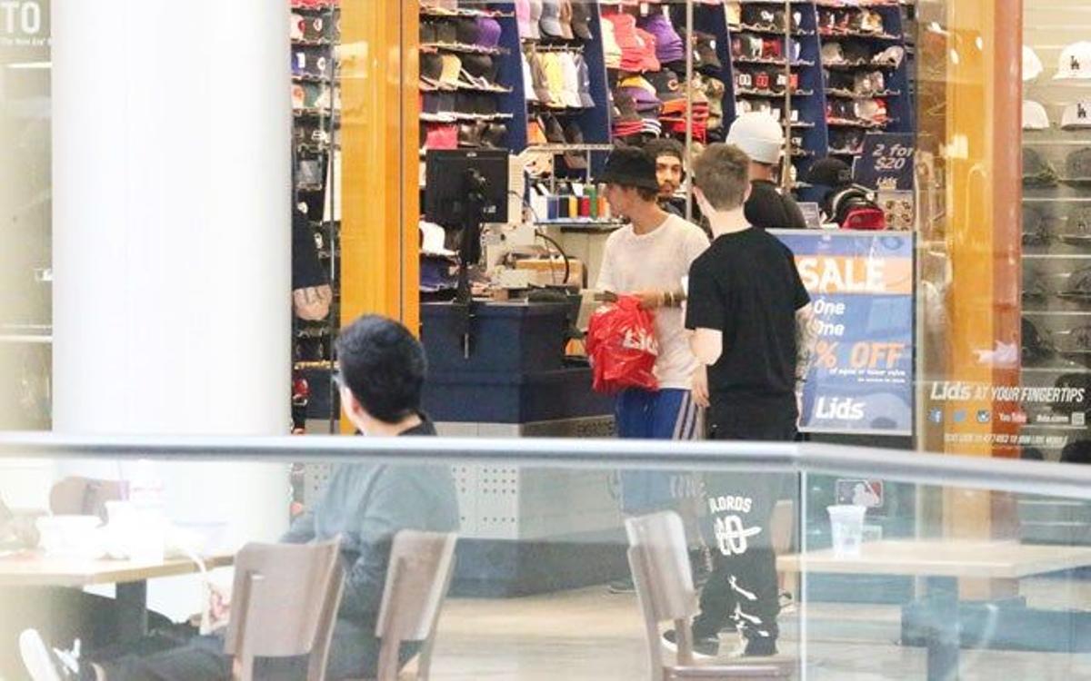 Justin Bieber y un amigo, de compras