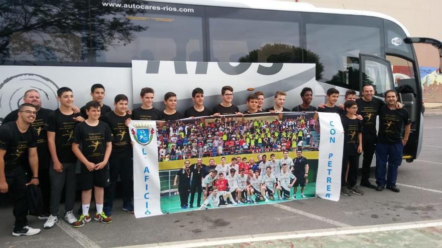 Los infantiles del Hispanitas, antes de partir a Gijón.