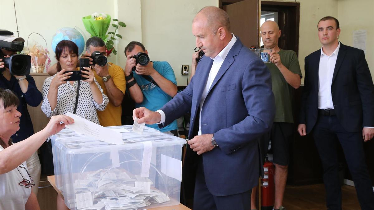 Archivo - El presidente de Bulgaria, Rumen Radev, votando en las elecciones de junio de 2024.