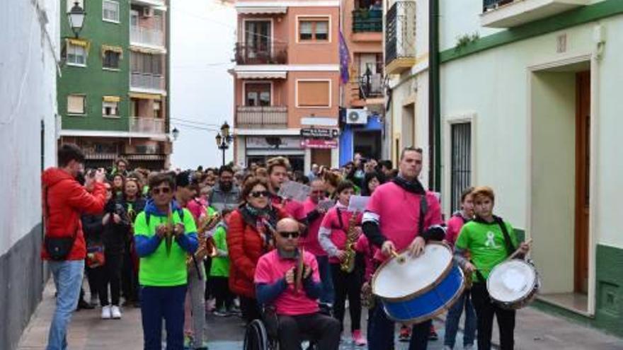 A la izquierda el acto celebrado en La Nucía y, a la derecha, la marcha en Calp.