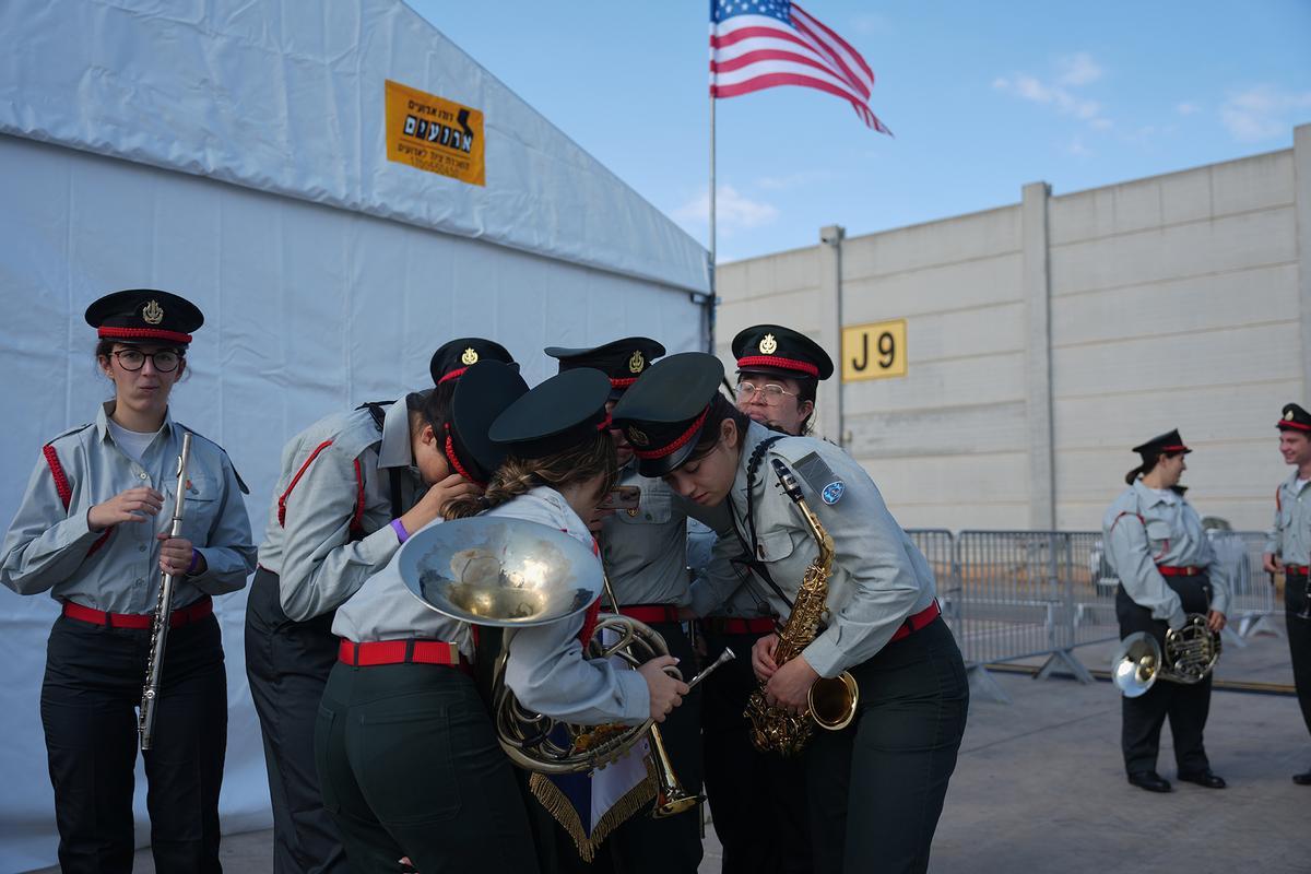 Cientos de personas aguardan en Tel Aviv el regreso de los rehenes liberados por Hamás