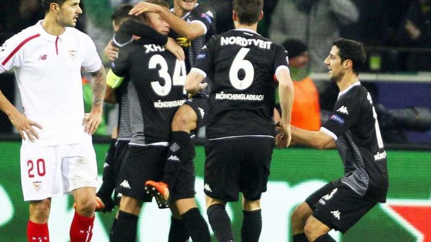 Los jugadores alemanes celebran uno de los goles ante un desolado Vitolo.