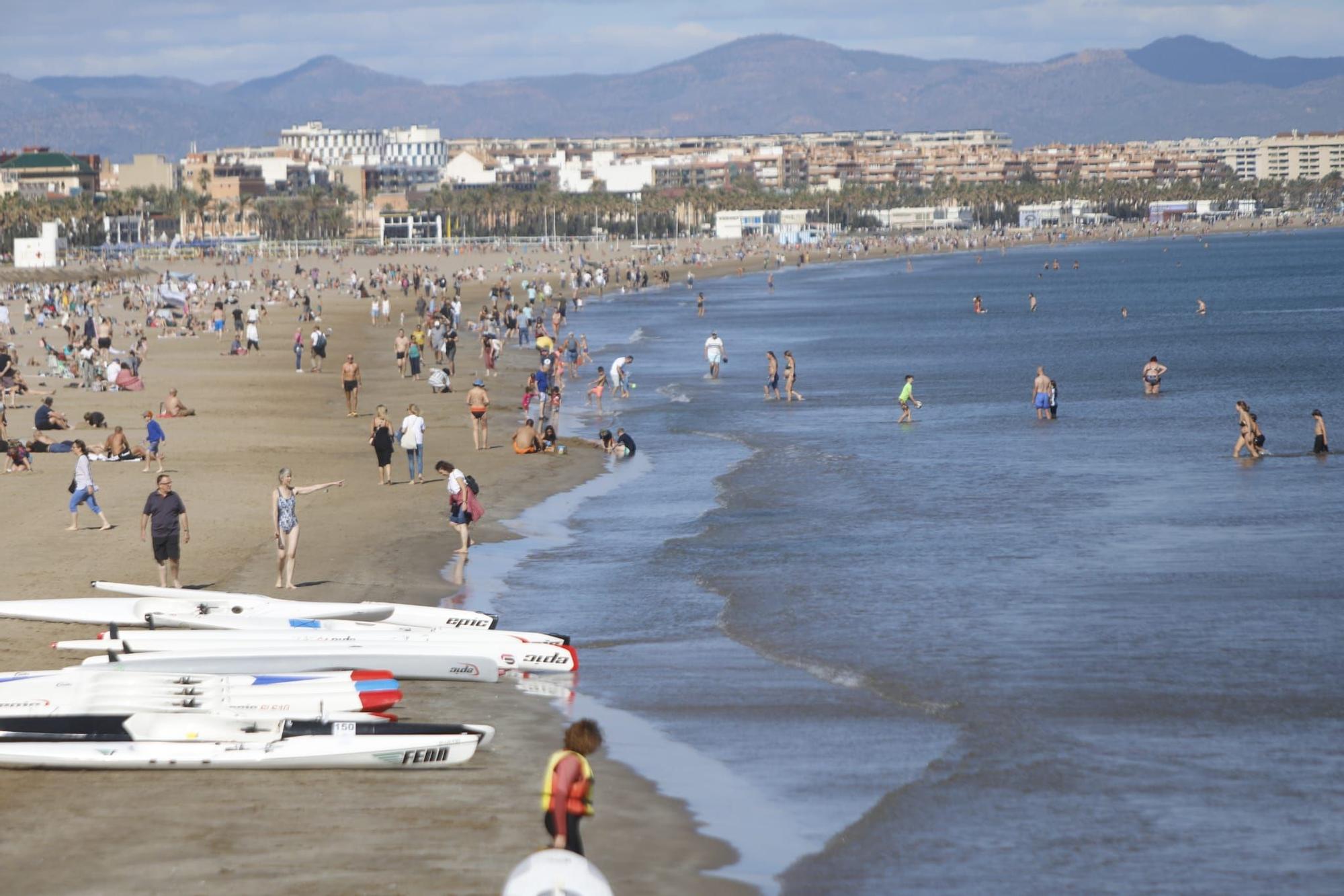 Los valencianos llenan playas y parques con las temperaturas estivales a las puertas de noviembre