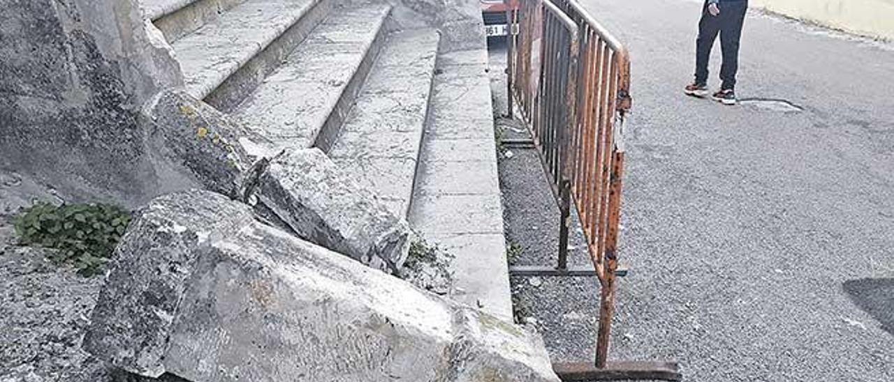 Estado que presenta una escalinata del convento.