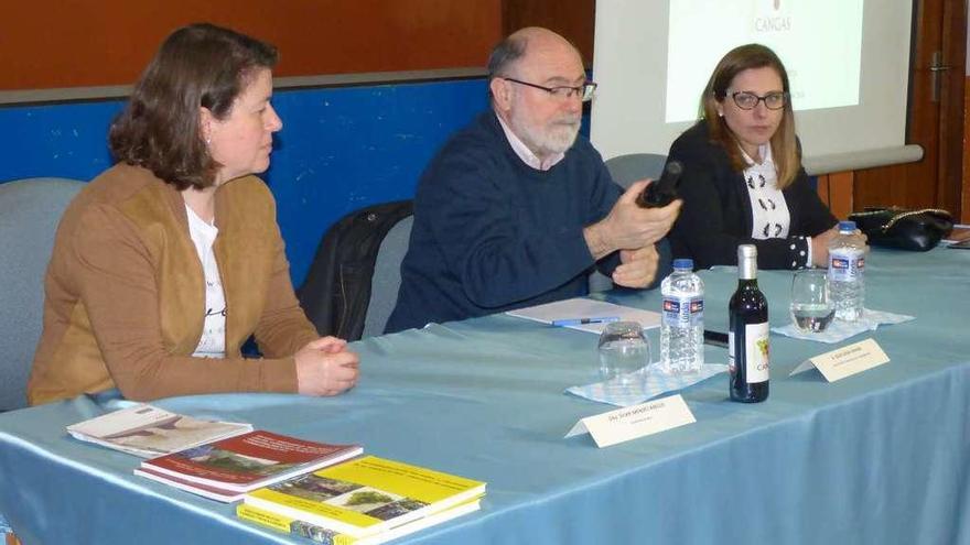 Por la izquierda, la alcaldesa Silvia Méndez, Jesús Casas, con una botella de vino DOP Cangas en la mano, y Beatriz Pérez, ayer, en San Antolín.