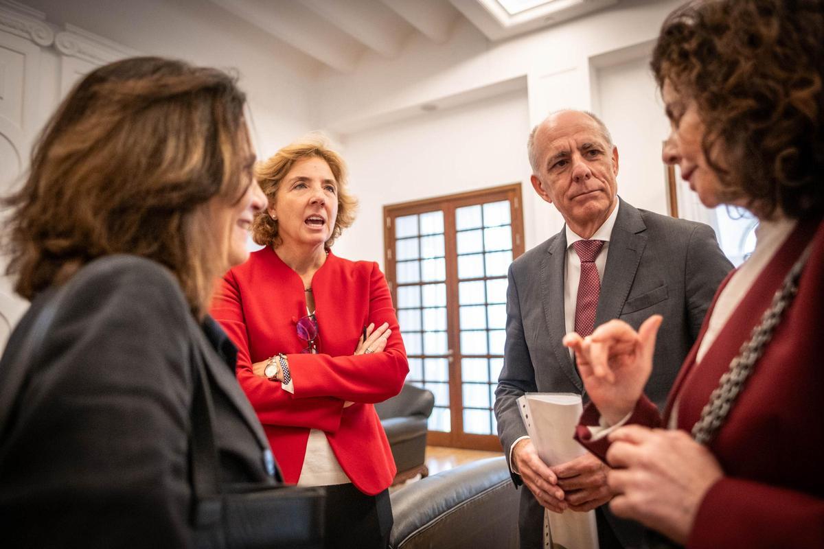 Lola Pérez, directora general de la Cámara de Comercio de Santa Cruz de Tenerife, Santiago Sesé y la consejera de Hacienda, Matilde Asián (d).