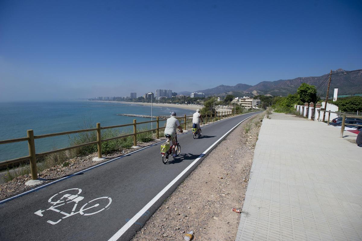 Imagen de recurso de ciclistas recorriendo el transitado camino que une Benicàssim de Orpesa.