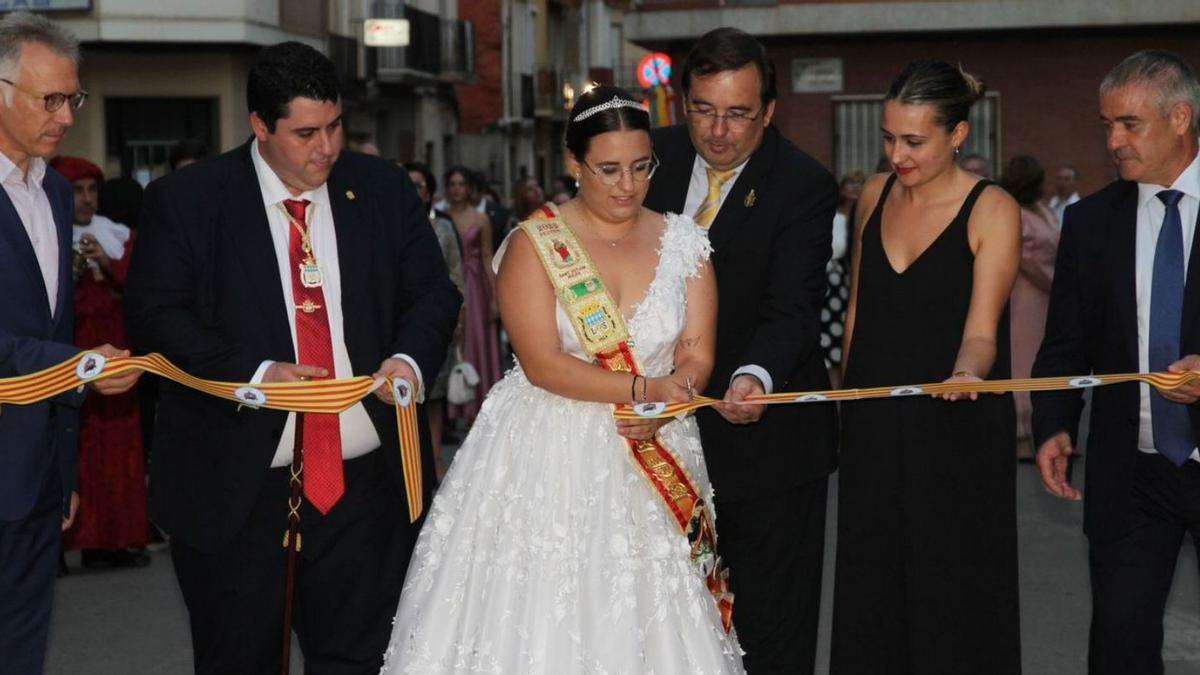 La reina de las fiestas del barrio Sant Xotxim inauguró la feria acompañada por las autoridades locales e invitadas. | MIRA